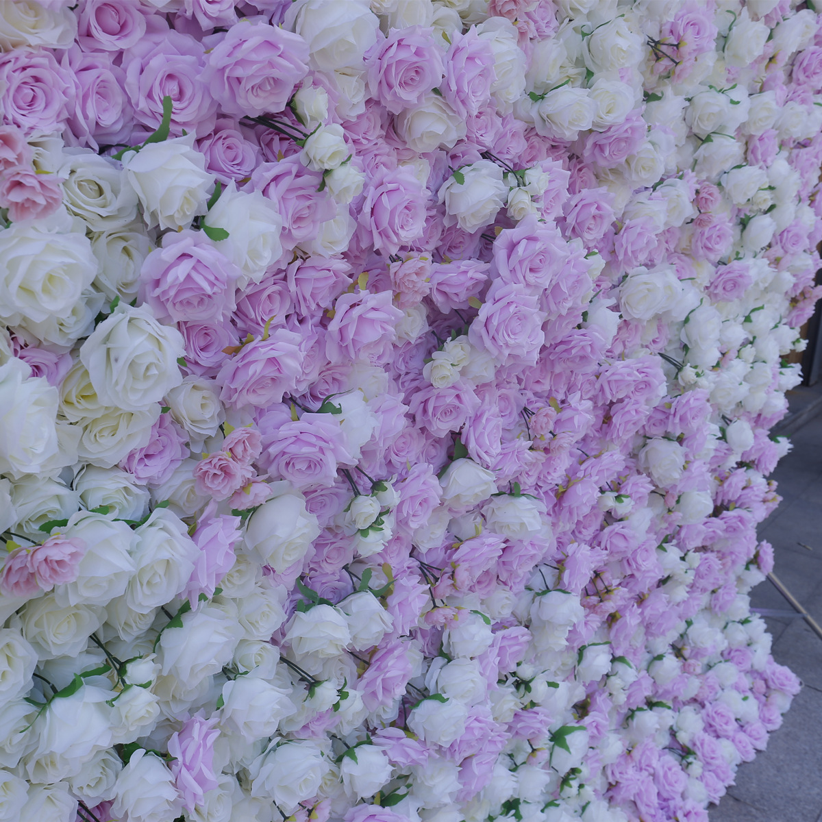 Mur i simuluar me lule me sfond prej pëlhure, mur 5D tre-dimensional për dekorimin e dasmës