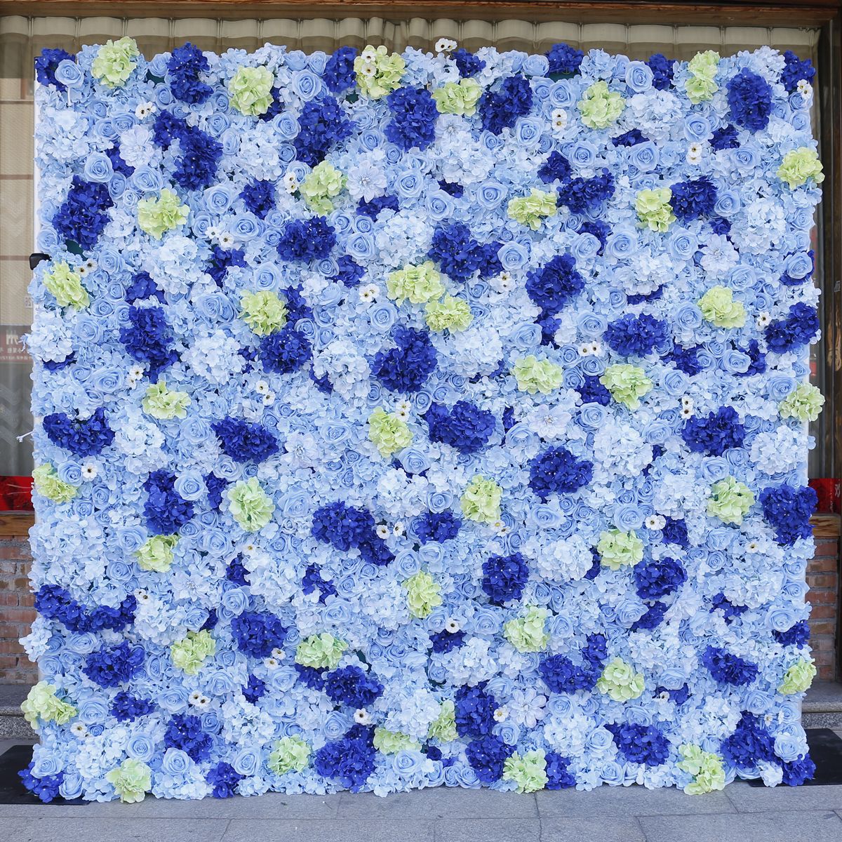 Изкуствено синьо платнено дъно, симулиращо стена с цветя