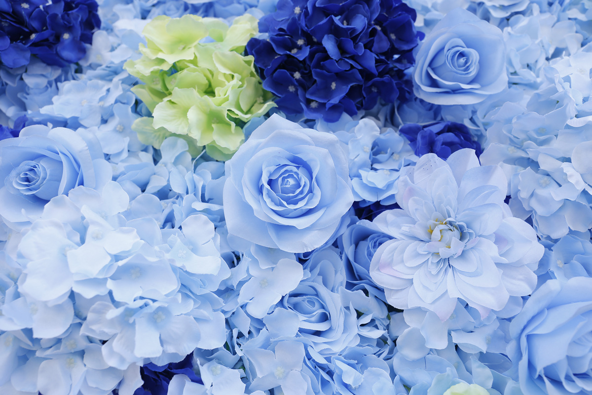 Umelé modré látkové dno simulujúce kvetinovú stenu