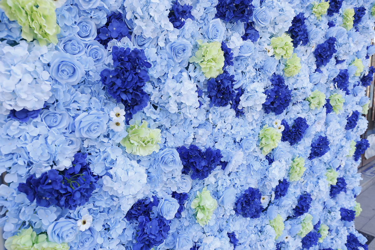 Dno od umjetne plave tkanine simulira cvjetni zid