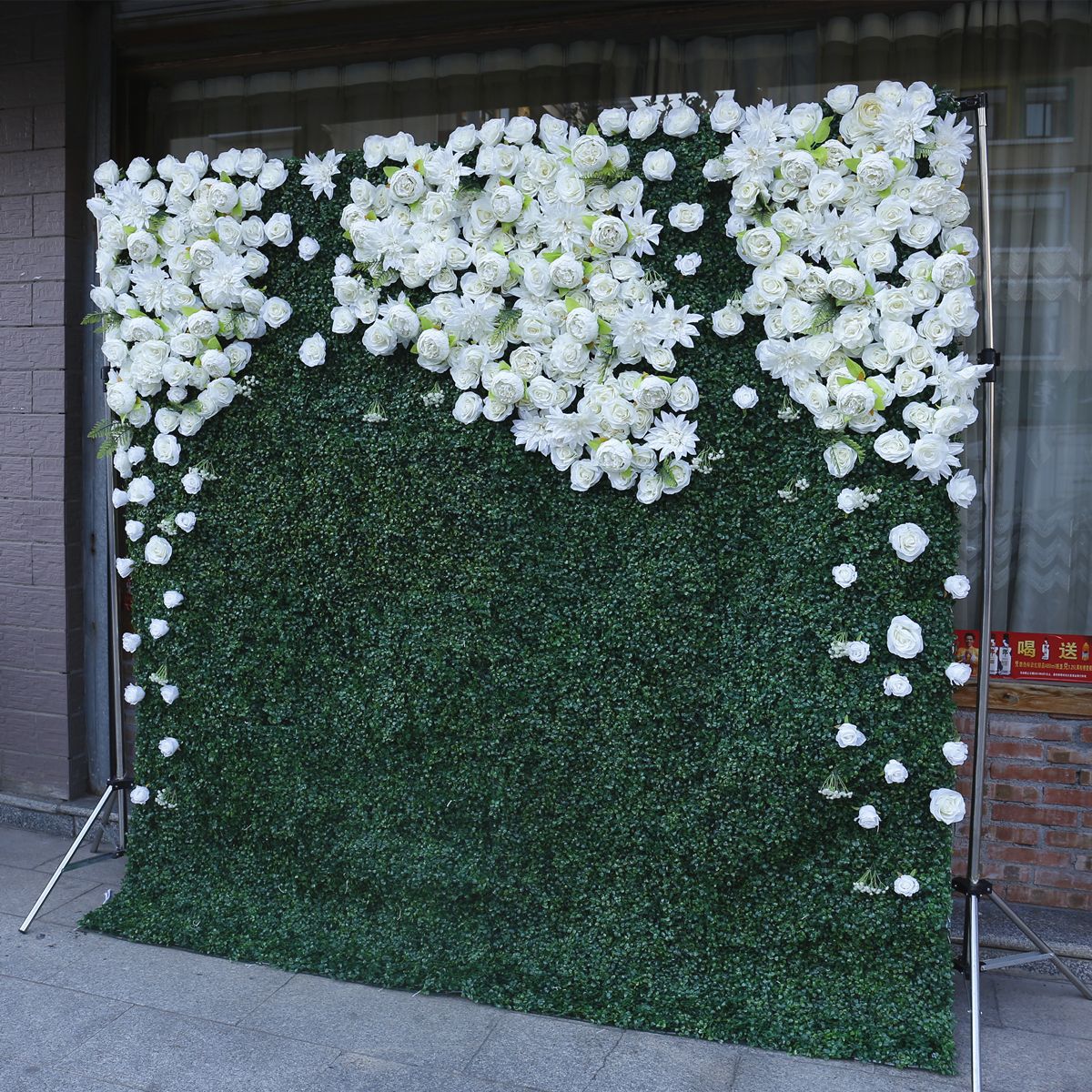 Tembok latar mburi tanduran ijo simulasi dekorasi pernikahan dekorasi pernikahan kain putih ing ngisor tembok kembang