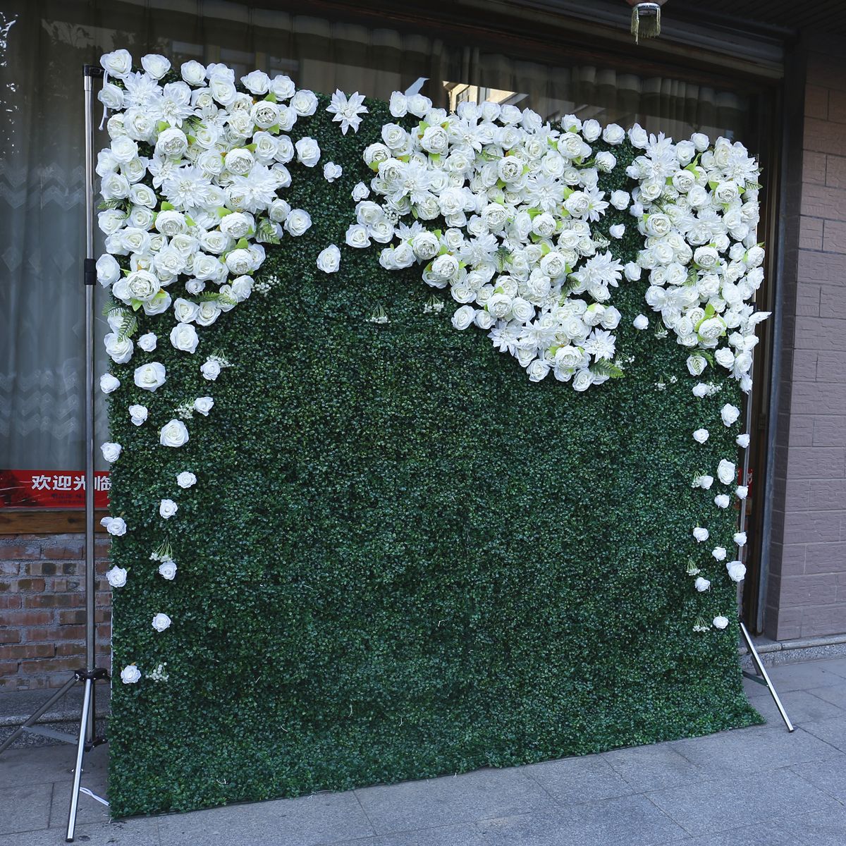 Tembok latar mburi tanduran ijo simulasi dekorasi pernikahan dekorasi pernikahan kain putih ing ngisor tembok kembang