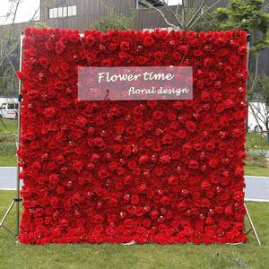 Стіна з імітацією троянд на тканинній весільній прикрасі на червоному тлі стіни, прикраса вікна торгового центру, рослинна стіна, квіткова композиція