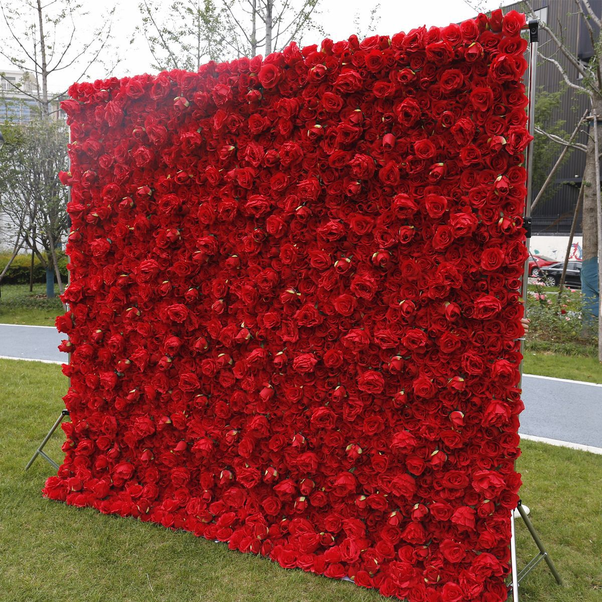 Tembok mawar simulasi ing dekorasi pernikahan kain tembok latar mburi abang, dekorasi jendela mall, tembok tanduran, susunan kembang