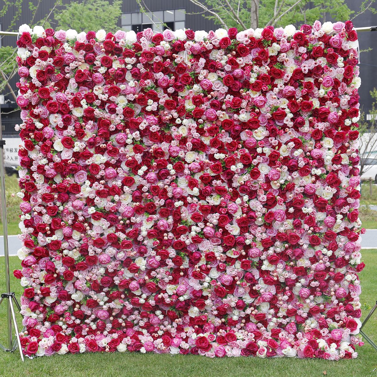Comerț cu ridicata de fundal de perete cu flori de jos din pânză roșie simulată de înaltă calitate, fundal pentru decorarea nunții, perete de plante verde