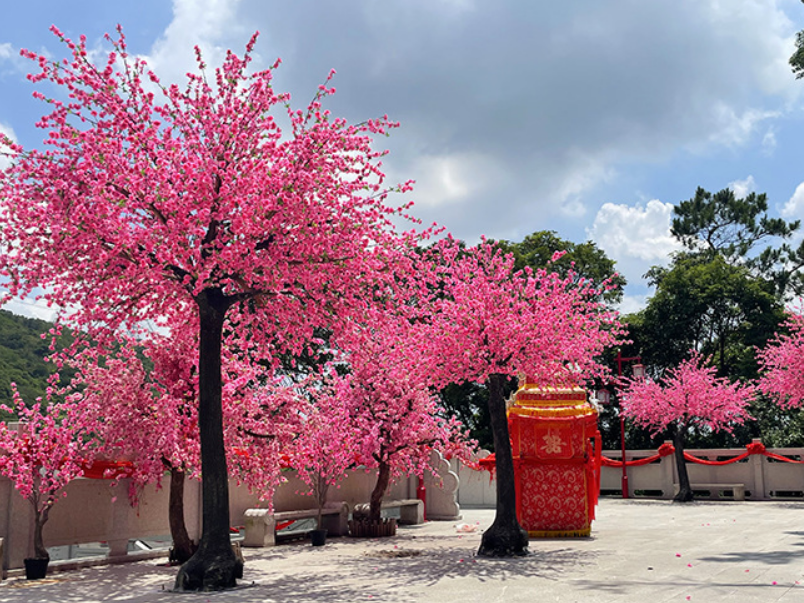 Large artificial peach blossom tree. The trunk is made of fiberglass material. Colors, sizes, and shapes can be customized. Large decorative shopping malls, halls, forest park scenic spots, etc.