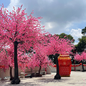 Large artificial peach blossom tree. The trunk is made of fiberglass material. Colors, sizes, and shapes can be customized. Large decorative shopping malls, halls, forest park scenic spots, etc.
