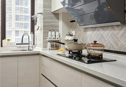 Is it better to use quartz stone or marble for kitchen countertops?