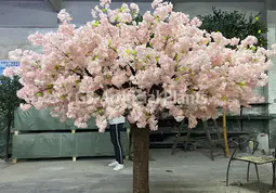 Компанията за изкуствени ландшафти Dongguan Guansee стартира вътрешни и външни изкуствени дървета с черешов цвят, като инжектира нови елементи в индустрията за декорация