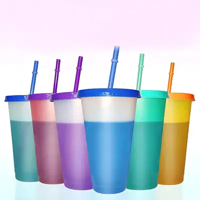 Пластмасови чаши с капак и сламка