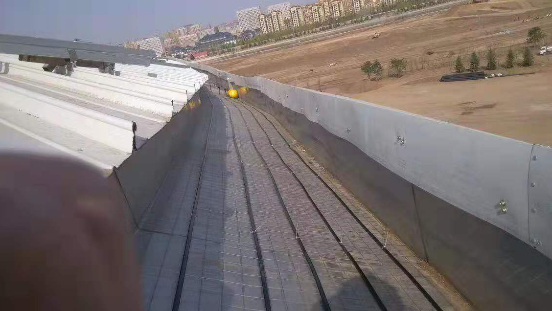 Electric heating cable is used to melt snow on the roof of logistics base