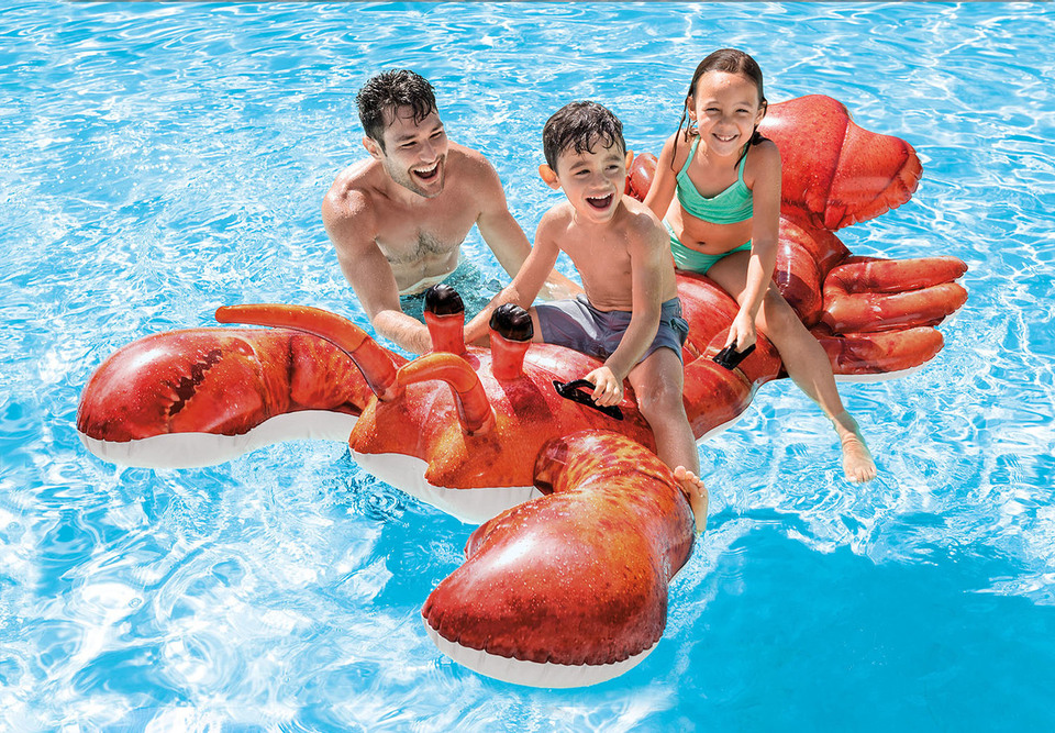  Für Sommerspaß stellt Kottoyi eine neue Kollektion von Schwimmkörpern am Pool vor 