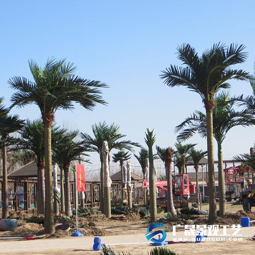 What are the advantages of artificial plastic palm trees