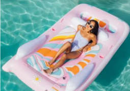 Kottoyi представляє нову колекцію плаваючих ліжок біля басейну: додавання кольору та комфорту до літніх розваг