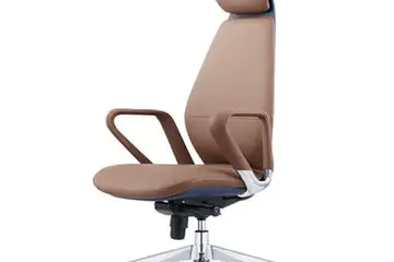 Klasická a pohodlná hnědá kožená počítačová židle vede trend kancelářského nábytku