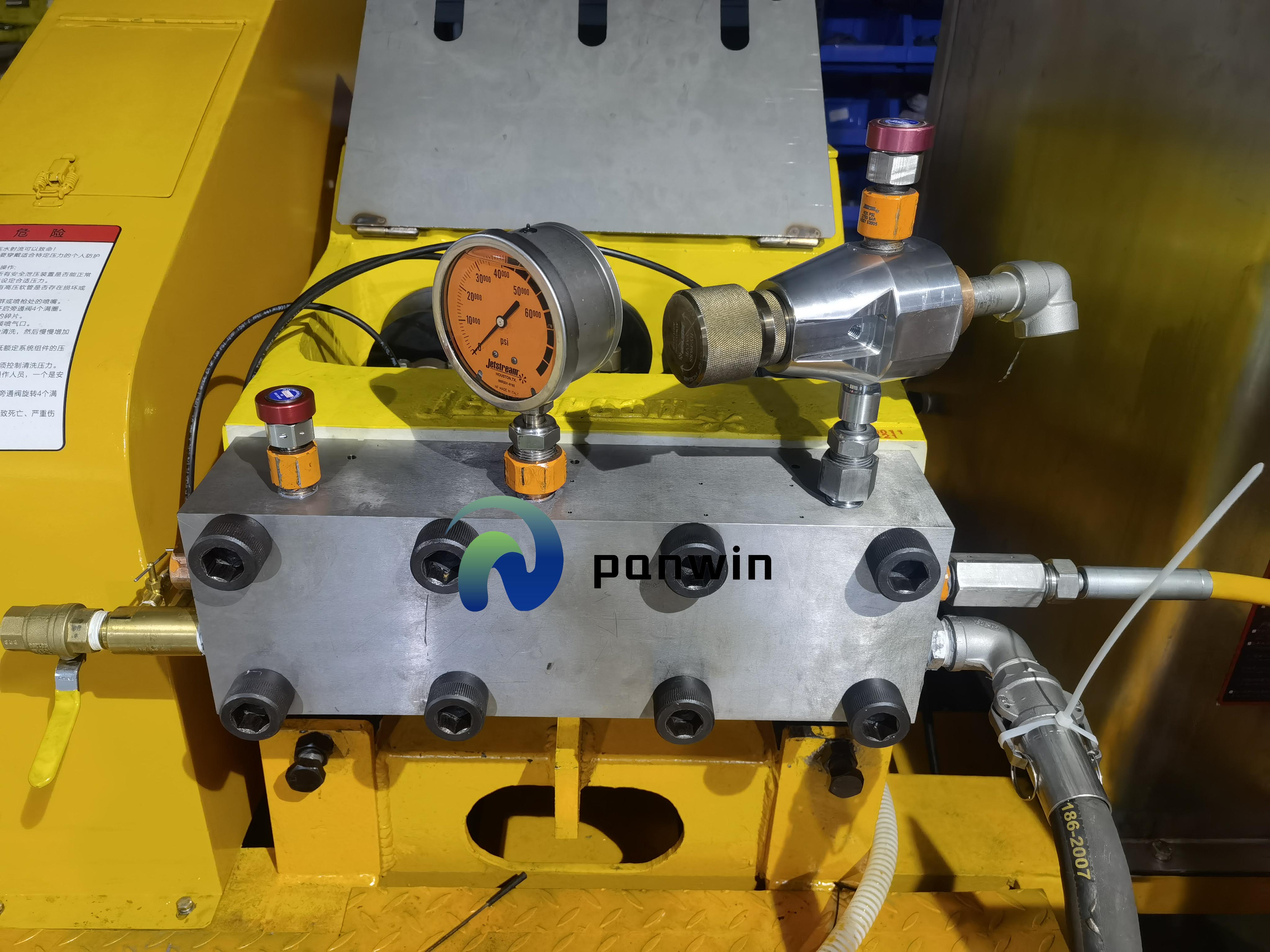  Čistiaci stroj s ultravysokotlakovým vodným lúčom Triplex Pump.jpg 