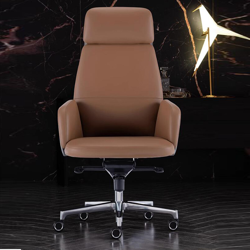 Bekväm kontorsstol i brunt läder med hjul