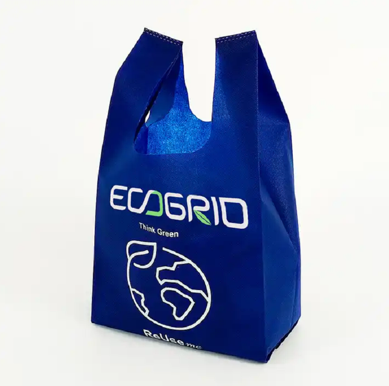  Eco Friendly Non Woven Die Cut စူပါမားကတ်တွင် ပြန်သုံးနိုင်သော ကုန်စုံအဝတ်အစား တီရှပ် စျေးဝယ်အိတ် 