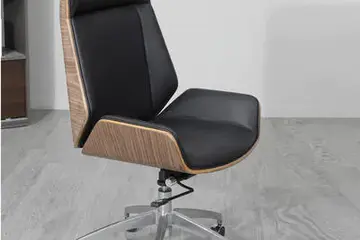 कार्यालय की कुर्सियाँ किस सामग्री से बनी होती हैं?