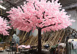 Decorul fals pentru copac cu flori de cireș stârnește nebunia de primăvară