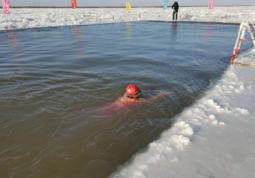 Зимско пливање није ништа мање забавно, Поол Флоатс вам доноси забаву у топлој зимској води