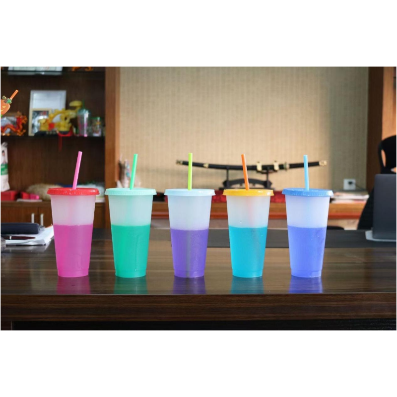 Por qué un vaso de plástico cambia de color