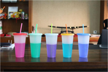 Чому пластиковий стакан змінює колір
