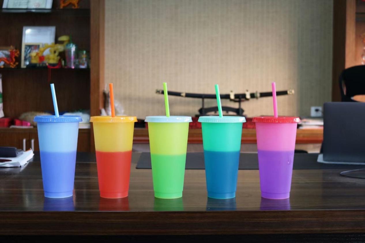  Чому пластикова чашка змінює колір 