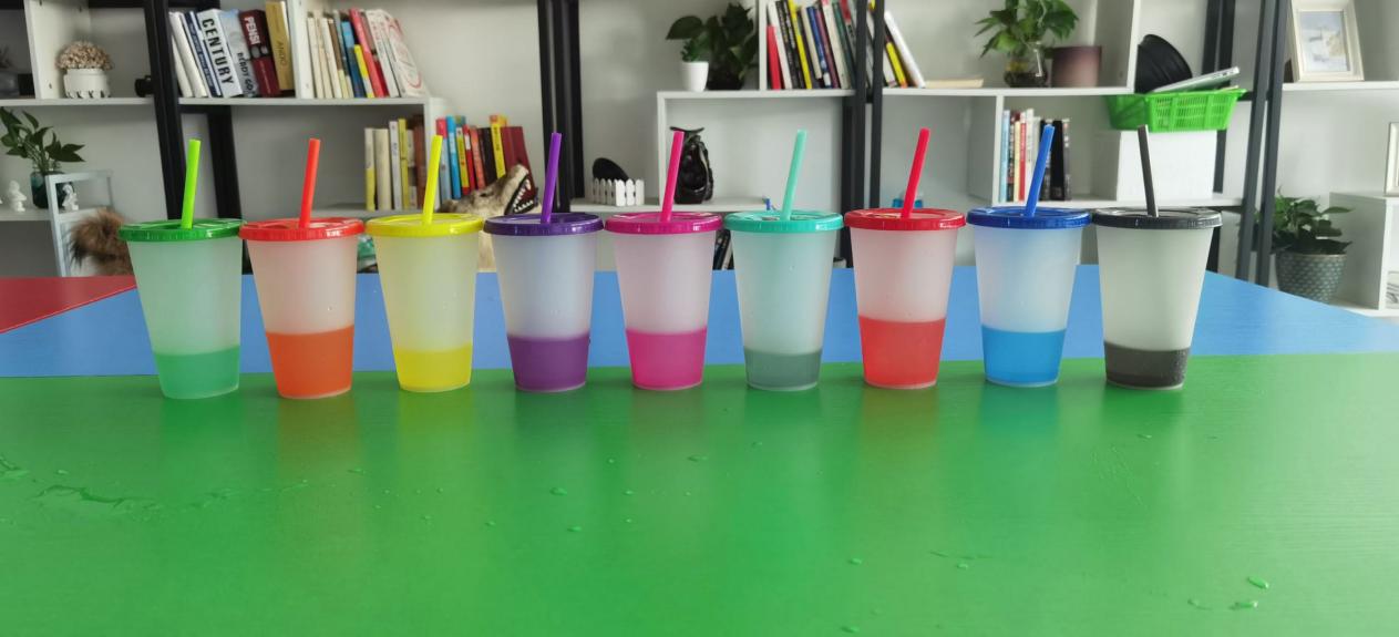  Зашто пластична чаша мења боју 