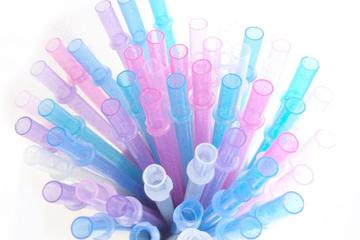 Розпродаж кольорових пластикових соломинок