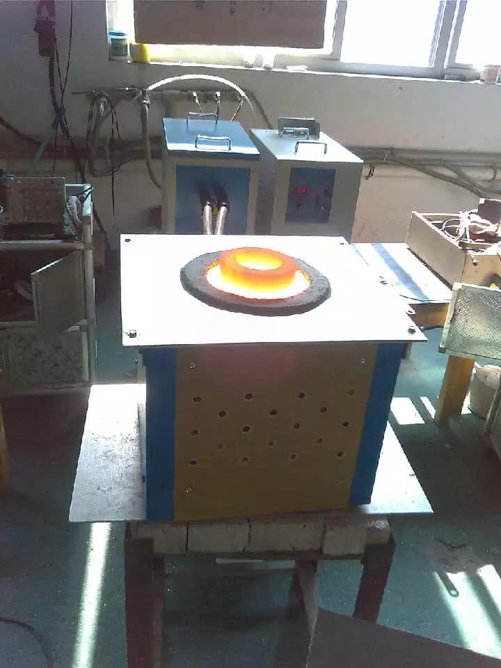  Four à induction de machine de fusion d'aluminium pour l'automatisation industrielle de la fonte électronique de produits chinois 