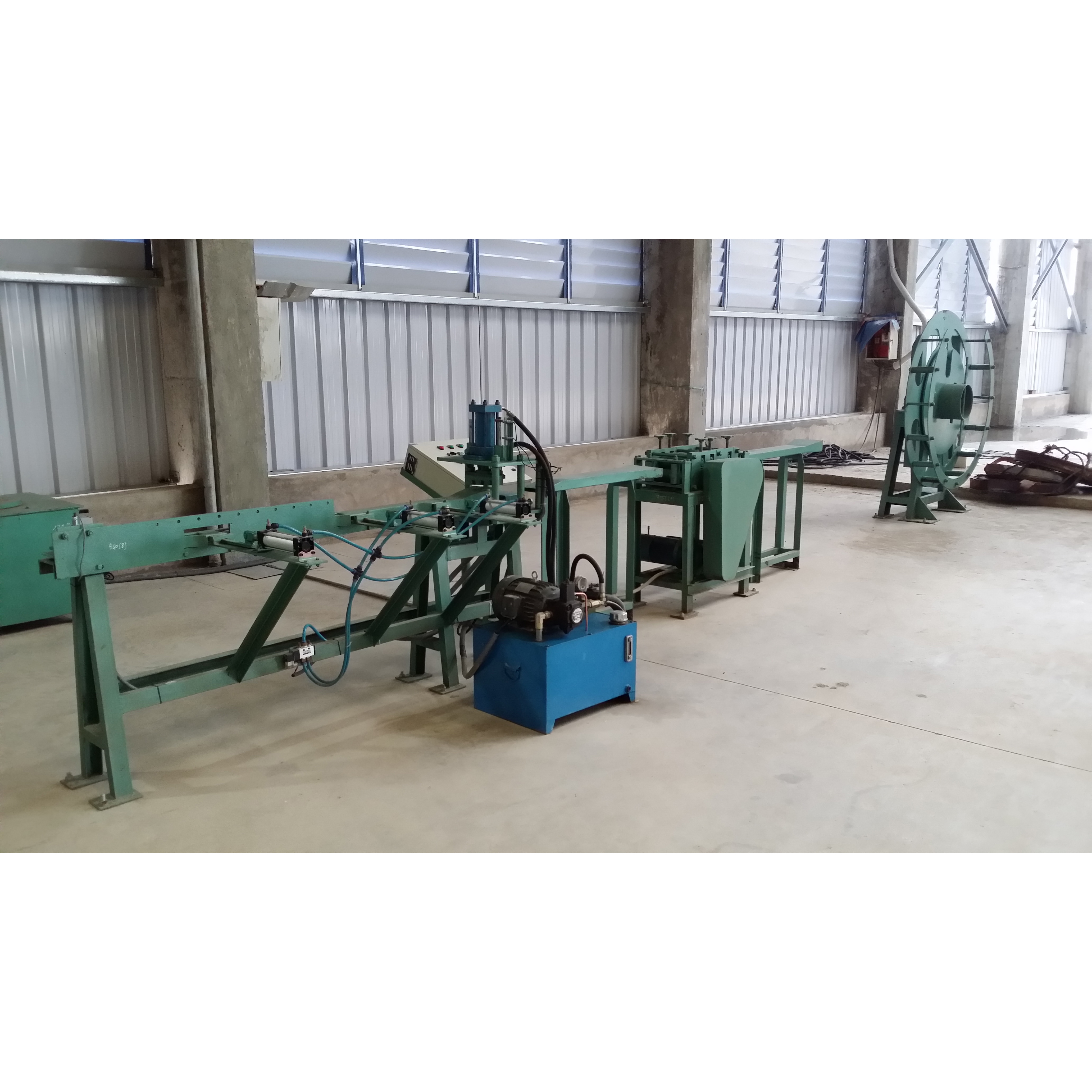 Clamping band cutting machine