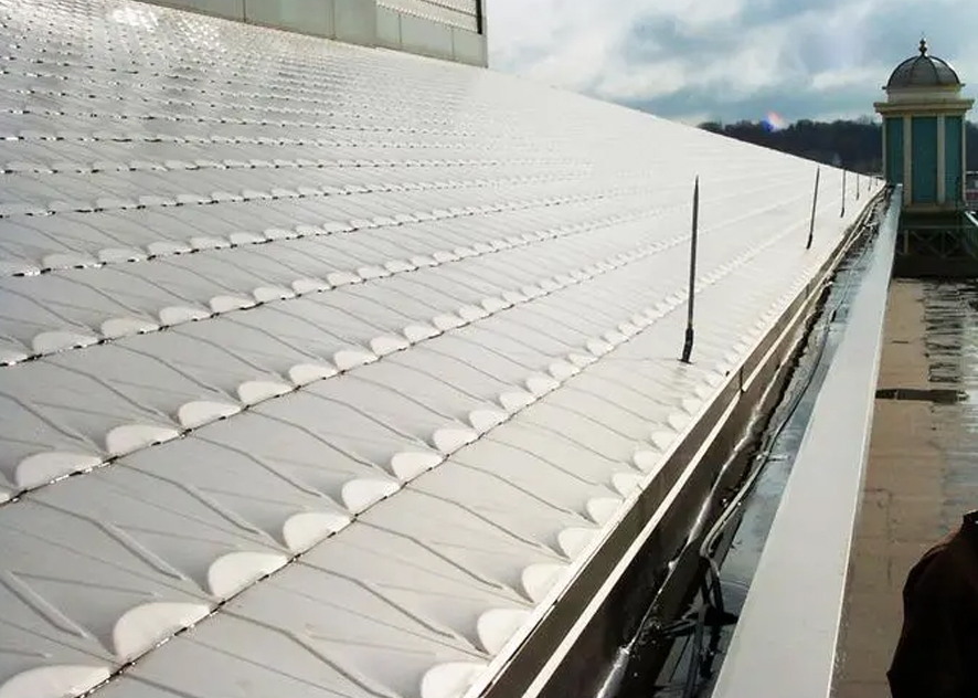 Application of electric heating tape in melting snow and ice on roof