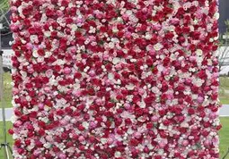 Творческа сватбена декорация: стените от изкуствени рози стават популярен избор