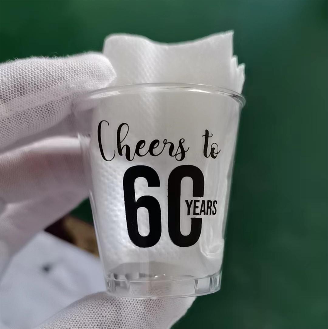 Идеалният парти аксесоар: нашите пластмасови чаши с лого по поръчка
