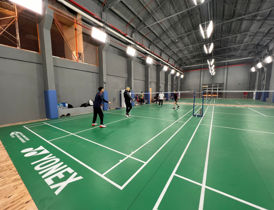 Whether indoor pickleball courts made of the same material as badminton courts?