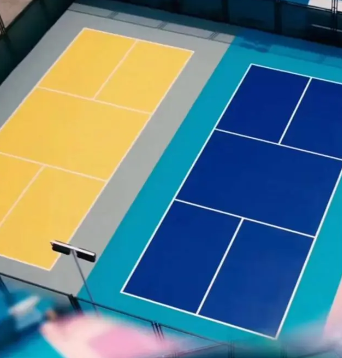 The difference between pickleball court and badminton court