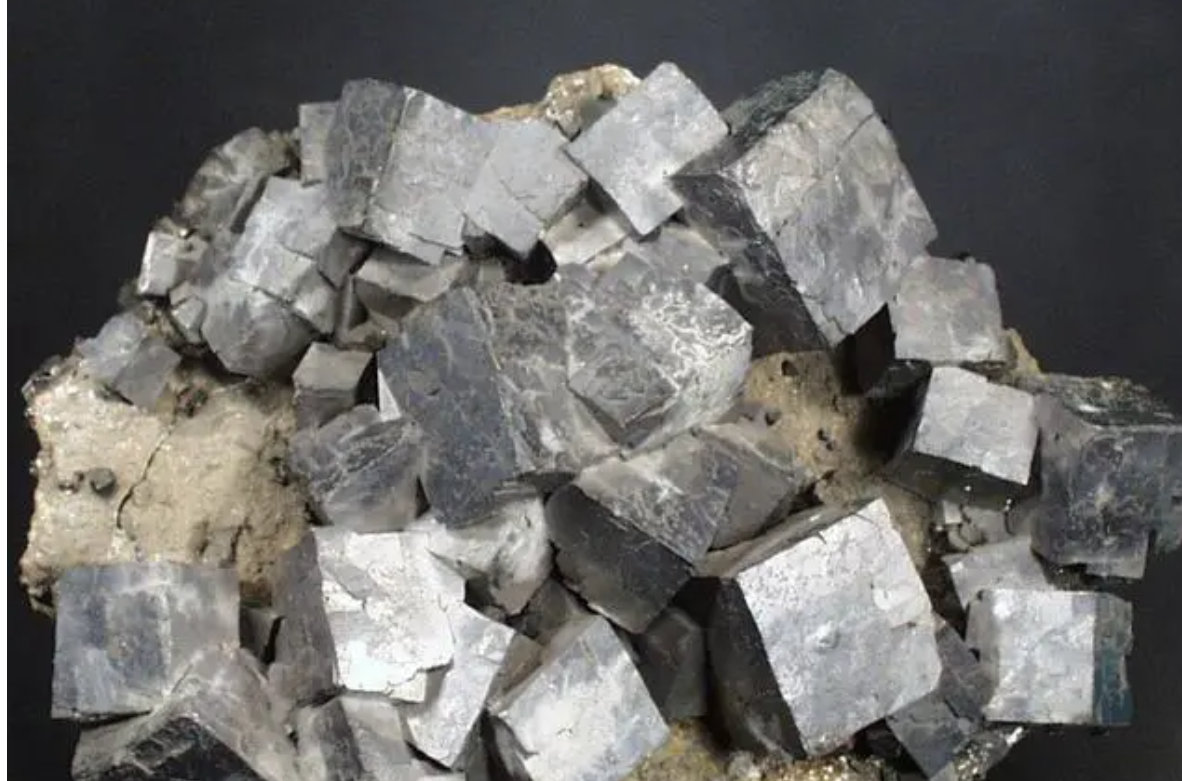 Extracting lead from lead-zinc ore mainly involves the following steps