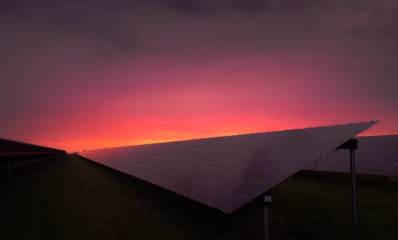 La transición de energía se enfrenta a vientos en contra globales a pesar de la energía solar y el almacenamiento