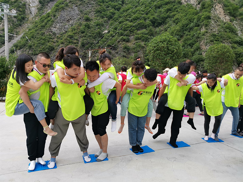 La tecnologia Xuxin ha tenuto con successo l'attività del team building Aba Mengtun River Valley