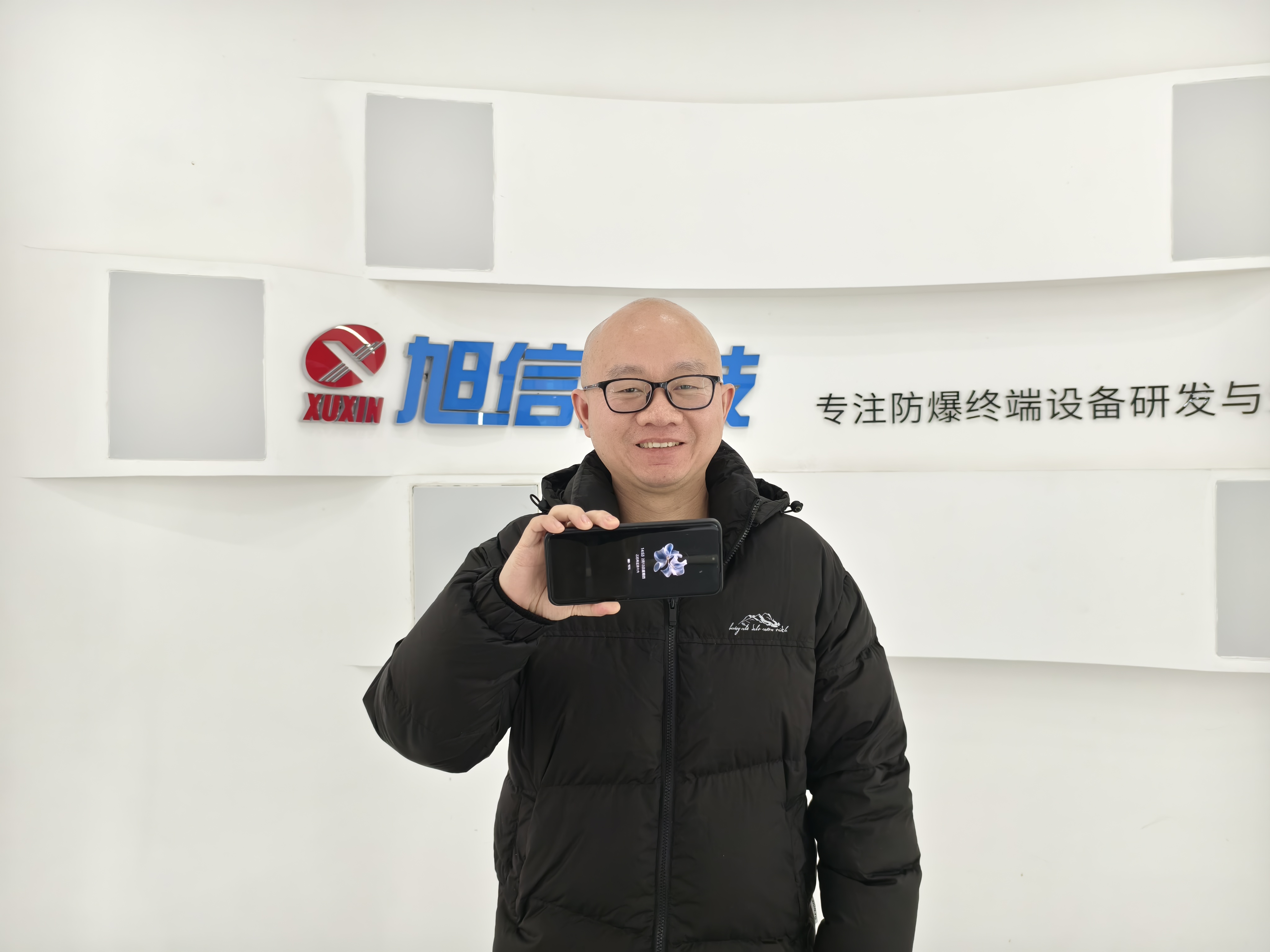 Qual è la differenza essenziale tra telefoni a prova di esplosione e telefoni ordinari