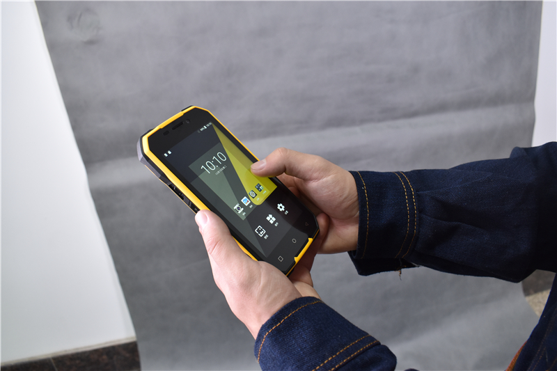 Telefono robusto per siti di lavoro duro: costruito per resistere agli ambienti di lavoro più duri