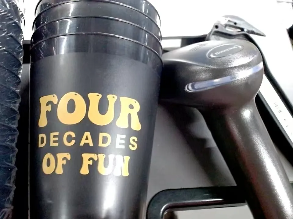 Premium Custom Plastic Cups: SUAN House Showcases Gold Hot-Stamped Design with Shrink Film Packaging