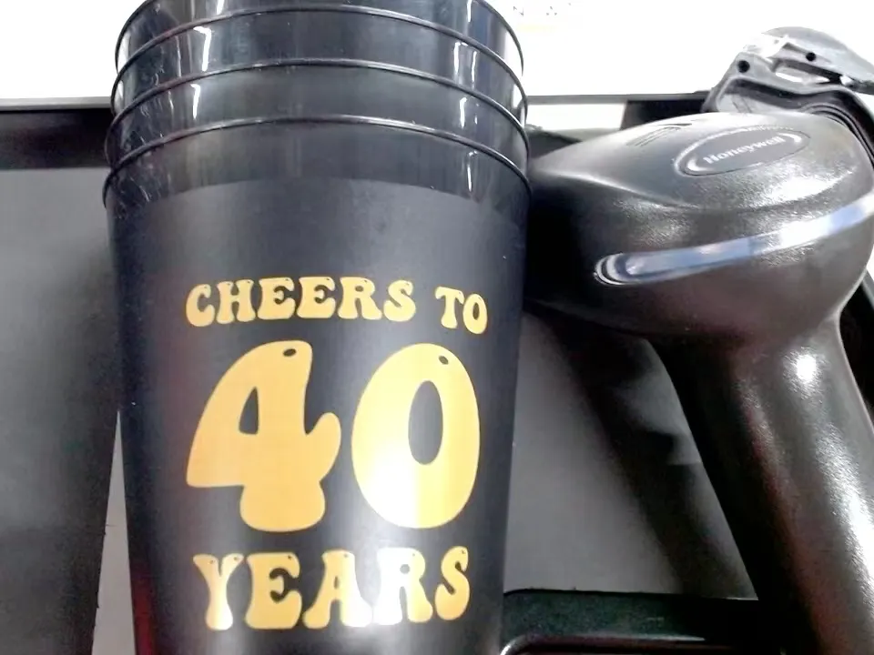 Premium Custom Plastic Cups: SUAN House Showcases Gold Hot-Stamped Design with Shrink Film Packaging