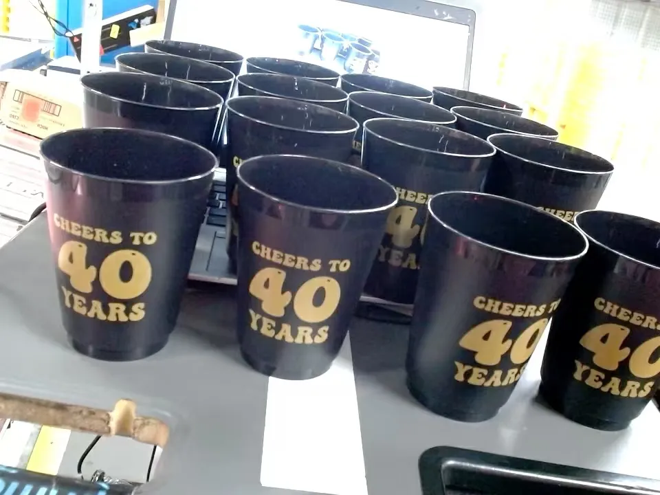 Premium Custom Plastic Cups: SUAN House Showcases Gold Hot-Stamped Design with Shrink Film Packaging