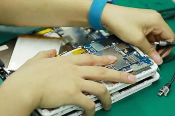 What is LCD (Liquid Crystal Display)?