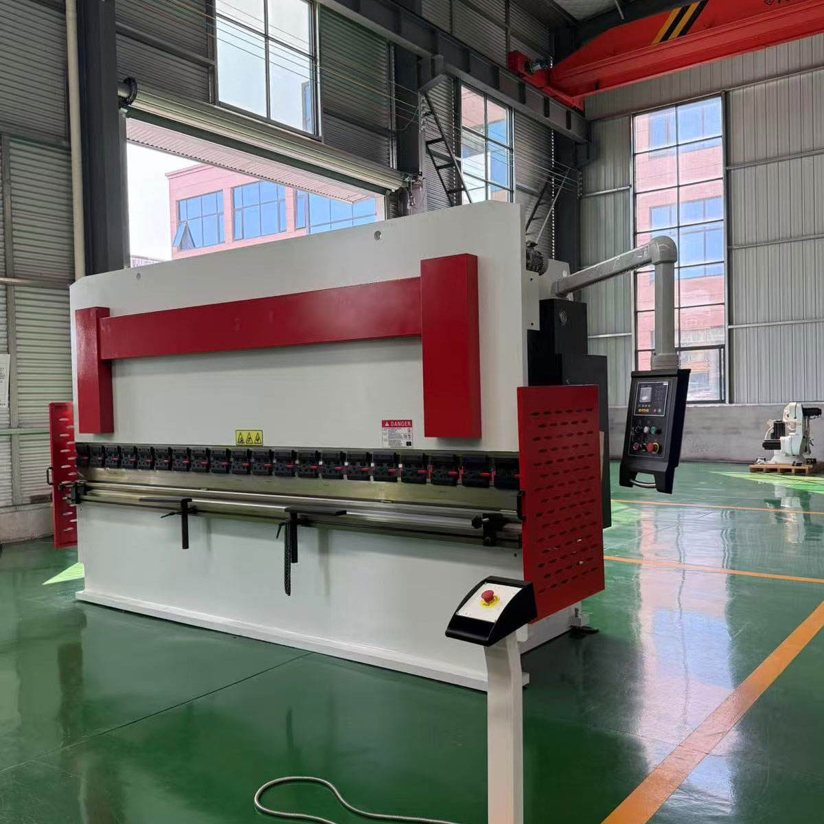 High accuracy press brake for precision bending