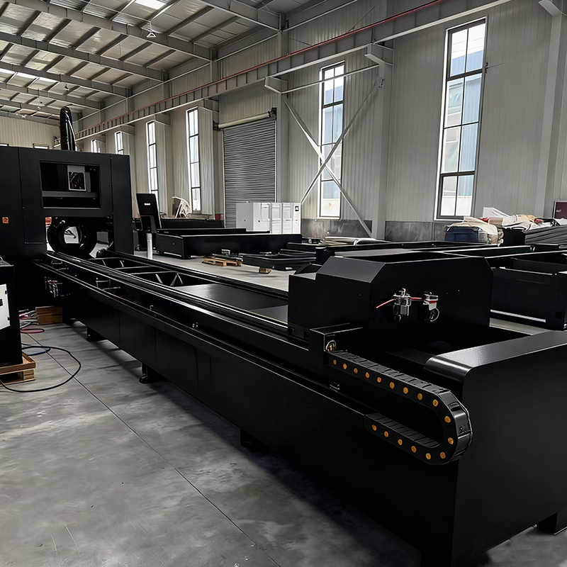 Gantry type fiber laser cutting machine for large format sheets