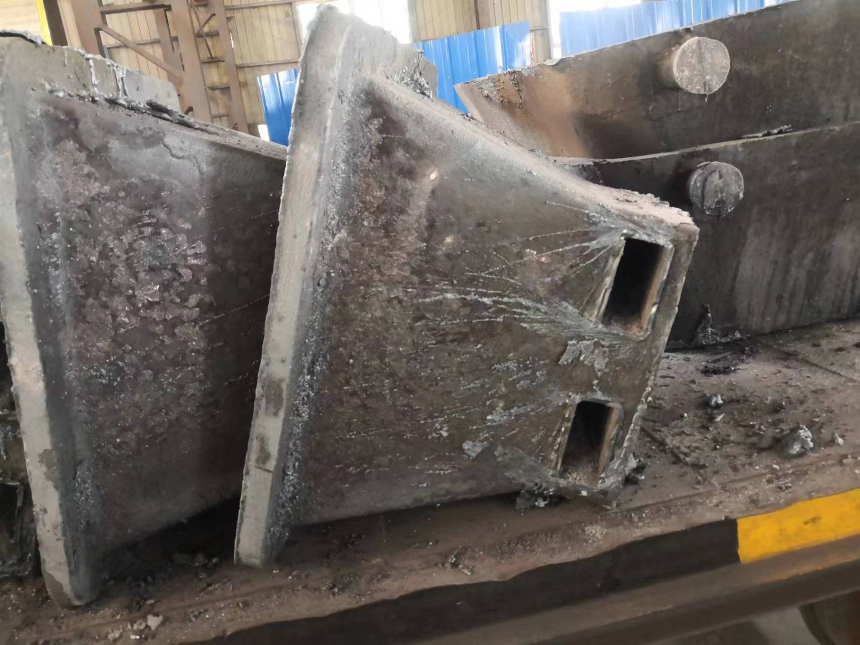 Customized 500KG   1T 1.5T 2T  Crude Copper Ingot Molds with Forklift Hole for  Scrap Copper Recycle 