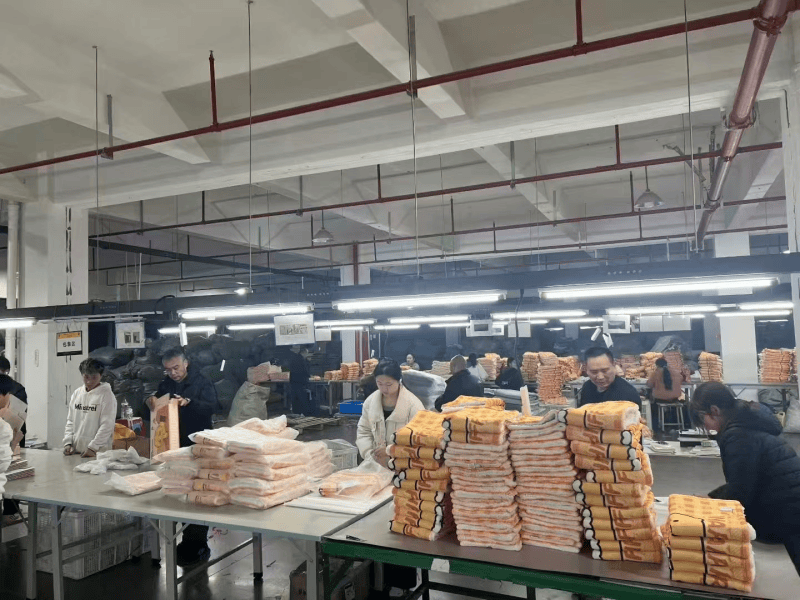 the electric heating pads are being packed and shipped to the seaport for overseas delivery, ensuring the supply for the overseas customers' Double 12 sales peak season. 